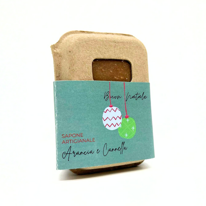 SAVON DE NOËL À L'ORANGE ET À LA CANNELLE DANS UN EMBALLAGE EN CARTON RECYCLÉ