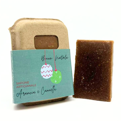 SAVON DE NOËL À L'ORANGE ET À LA CANNELLE DANS UN EMBALLAGE EN CARTON RECYCLÉ